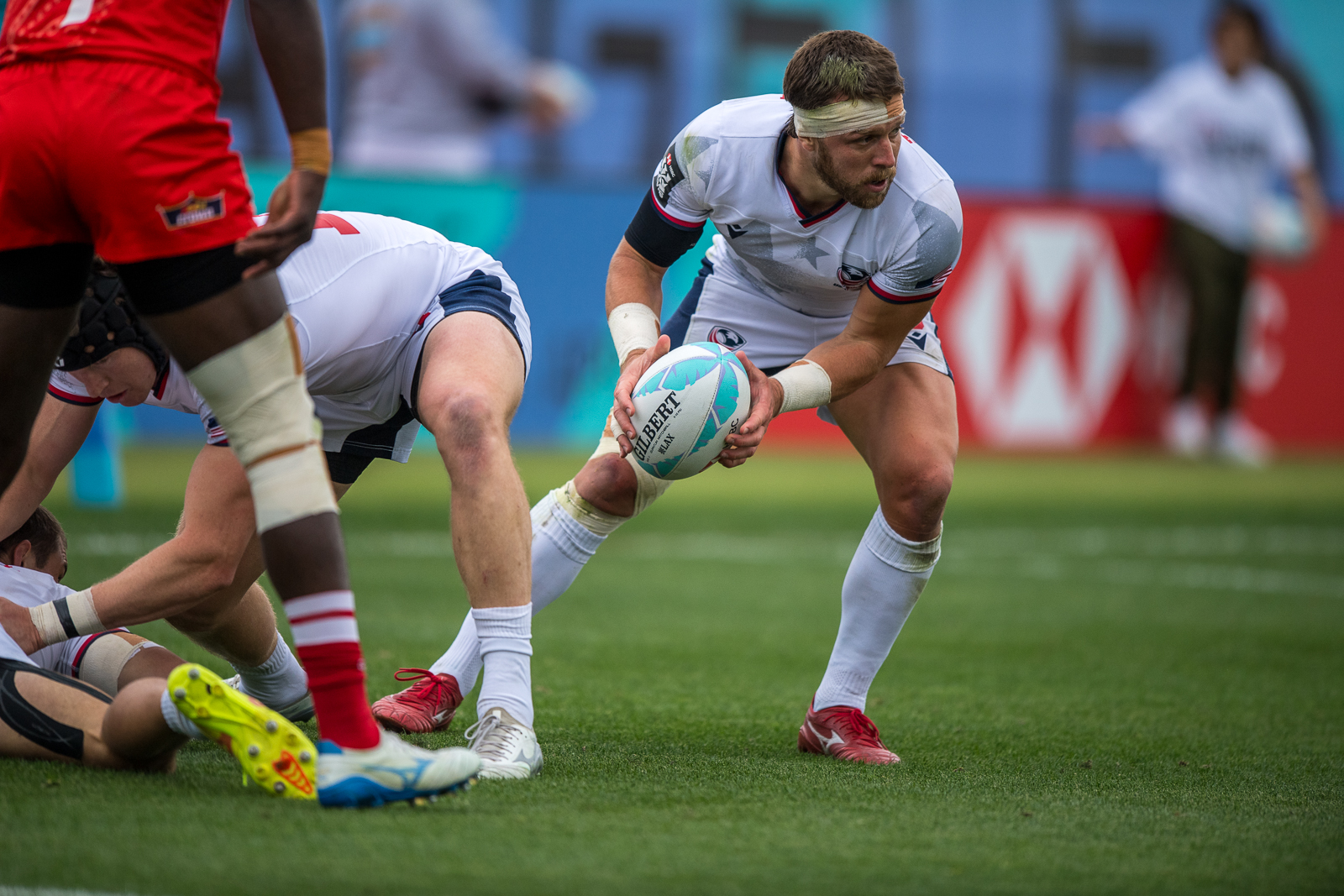 Stephen Tomasin passes the ball out during the LA 7s in 2025. Photo David Barpal.
