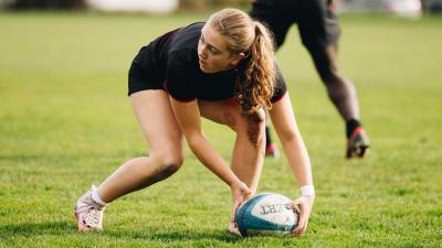 Vivian Studdert gets set to pass the ball during the Crusaders Global player residency this past year.