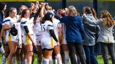 Quinnipiac women huddle up.
