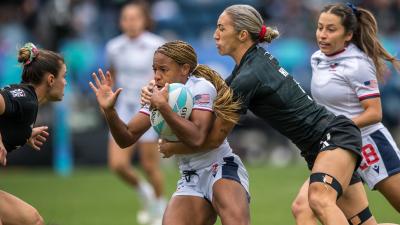 Ariana Ramsey and Sariah Ibarra work in tandem at the 2025 LA 7s. David Barpal photo.