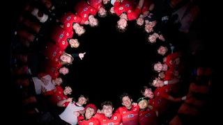 Tritons assemble at halfime.