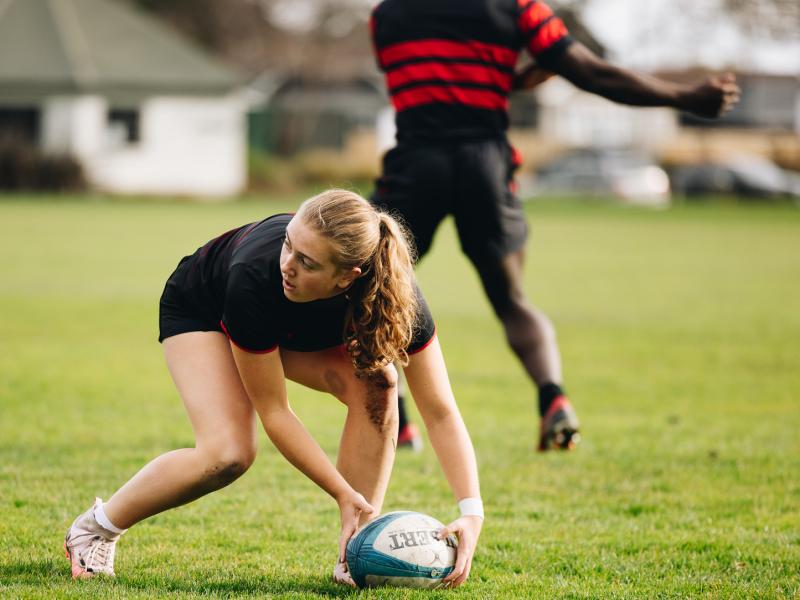 Vivian Studdert gets set to pass the ball during the Crusaders Global player residency this past year.