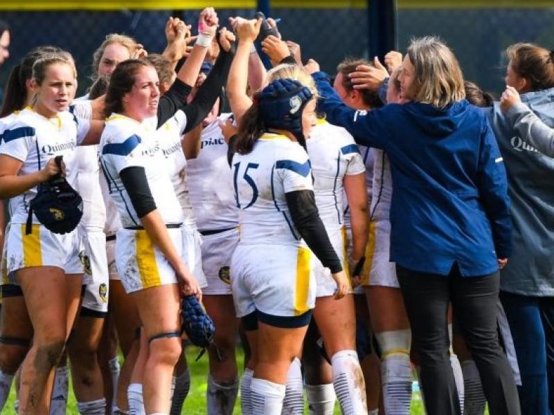 Quinnipiac women huddle up.