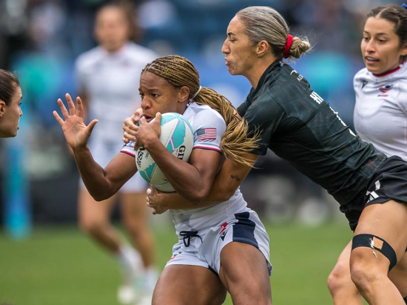 Ariana Ramsey and Sariah Ibarra work in tandem at the 2025 LA 7s. David Barpal photo.
