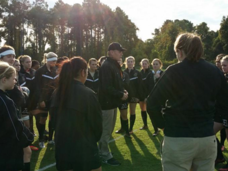 armywomenhuddlewithcoach