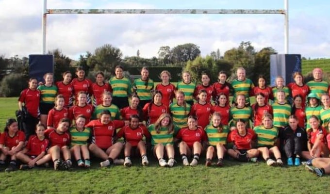 The Midwest Baby Birds and Manukura pose after their game.