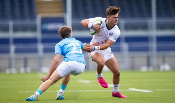 Corbin Smith evades a tackler. Photo Ewan Bootman SNS Group.