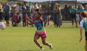 Belmont Shore girls like passing. Alex Goff photo.