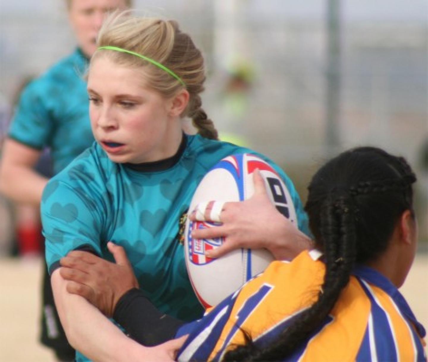 2014 01 24g4 Beccajane holds off Hilo D 900s