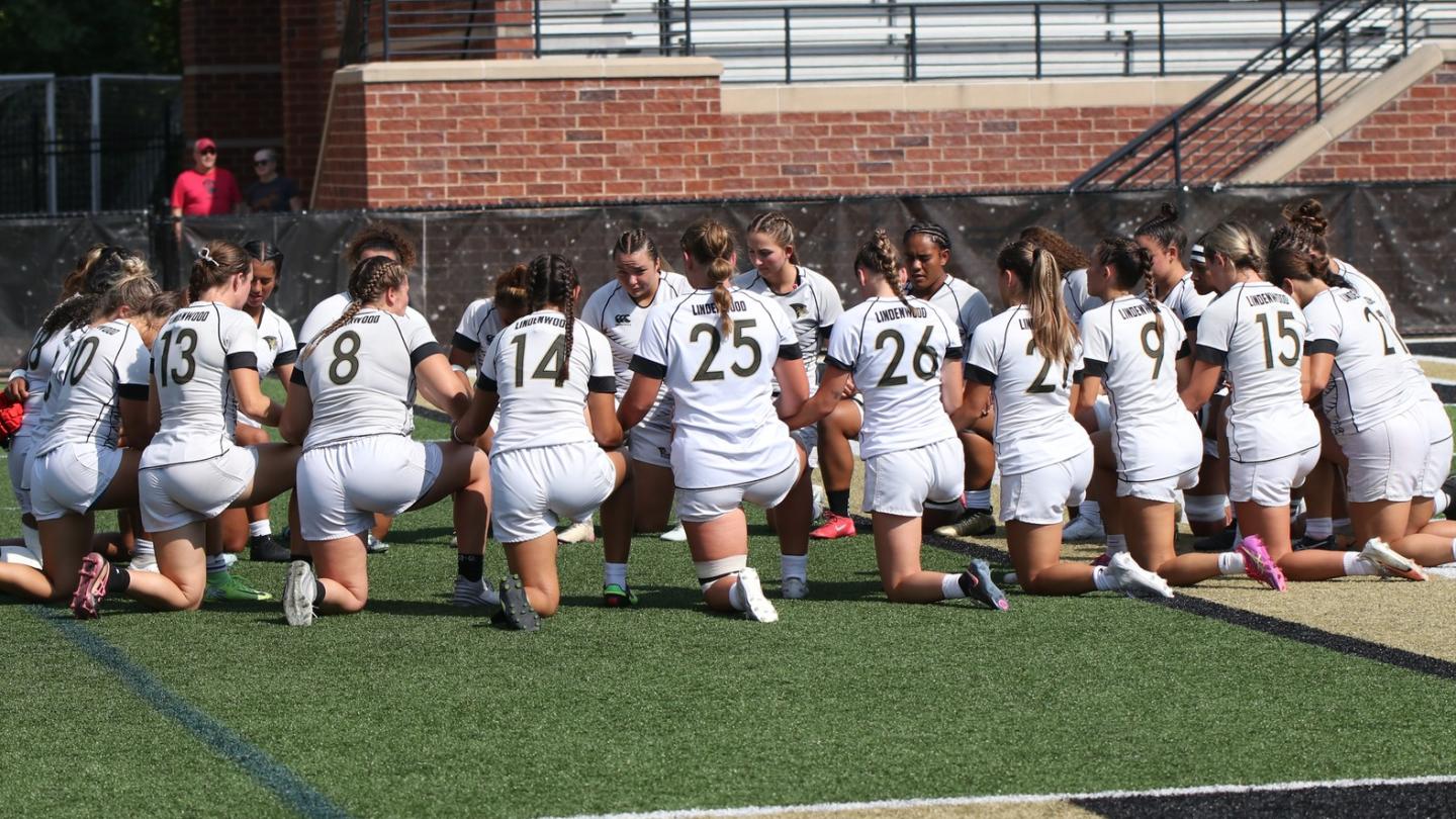 Lindenwood huddles up fall 2025. Todd Lunow photo.