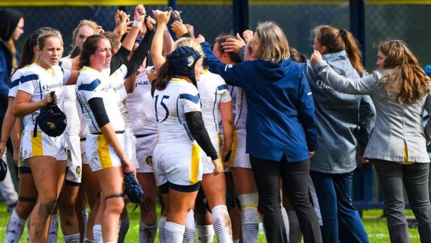 Quinnipiac women huddle up.
