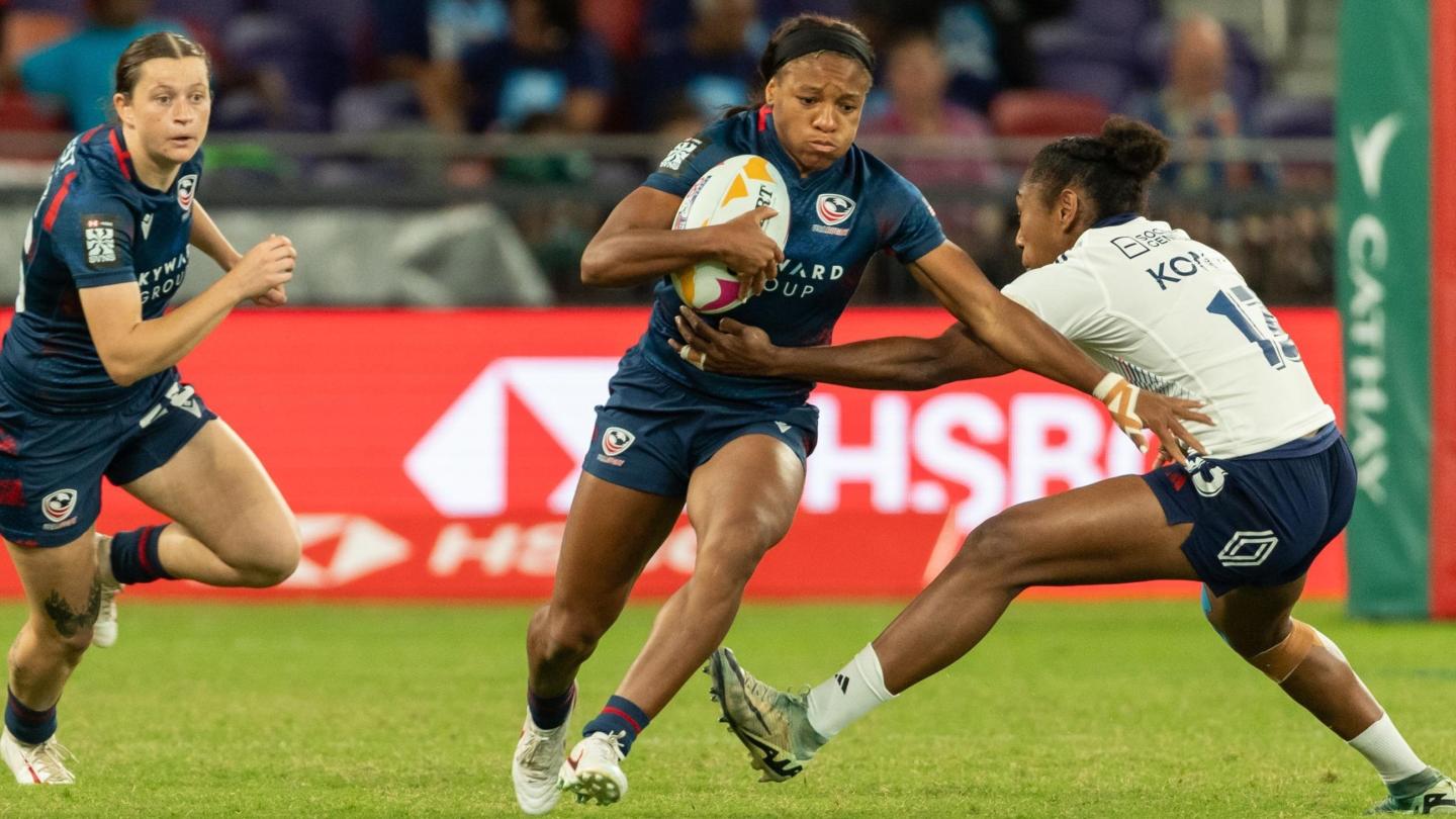 Ariana Ramsey negotiates past the French defense in Hong Kong. Photo Alex Ho / World Rugby.