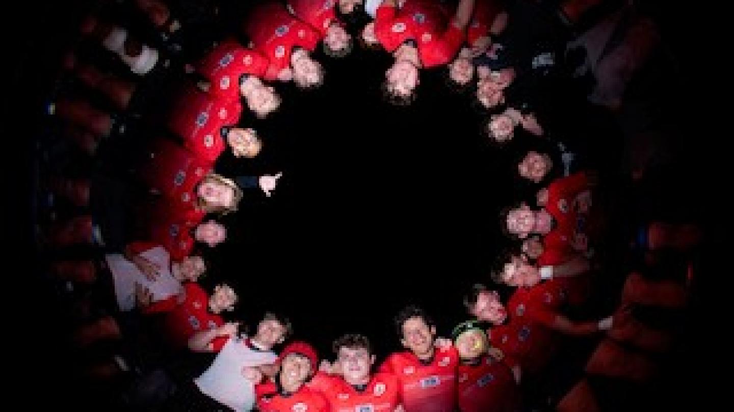 Tritons assemble at halfime.