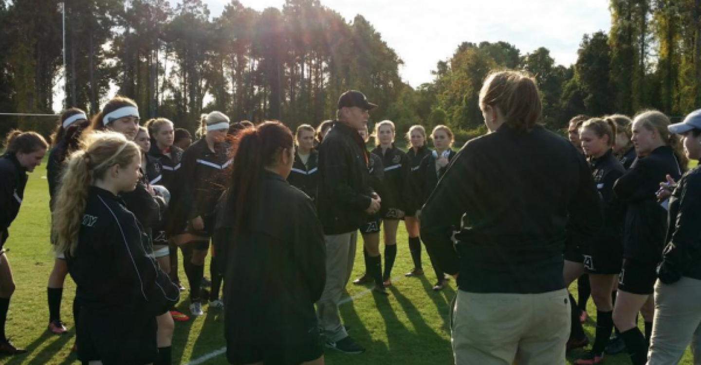 armywomenhuddlewithcoach