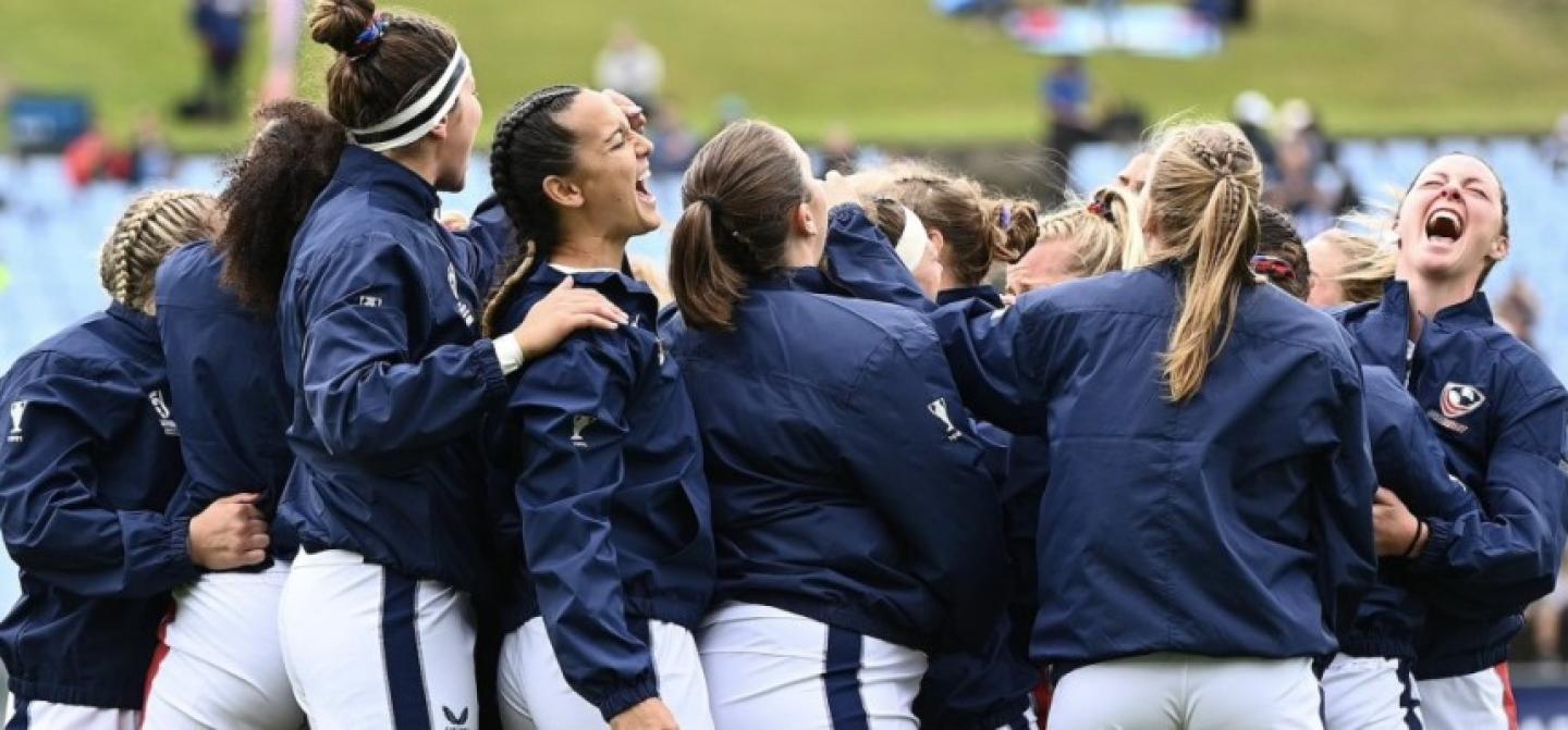 eagle women huddle 0