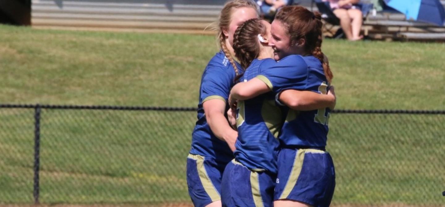 queens women hug